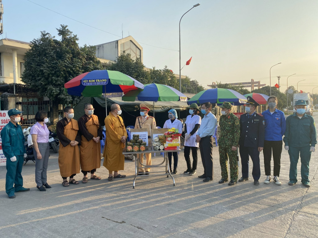 Đại diện chùa Ba Vàng (TP Uông Bí) tặng quà, thăm hỏi lực lượng trực chốt phòng chống dịch Covif - 19 cầu Đá Bạc.