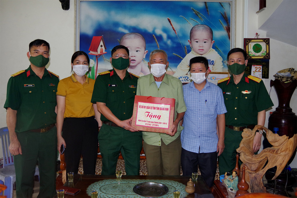Thượng tá Tạ Văn Biên, Phó Chỉ huy trưởng Bộ CHQS tỉnh tặng quà cho thương binh Nguyễn Nghiêm Lánh, khu 2 thị trấn Cô Tô