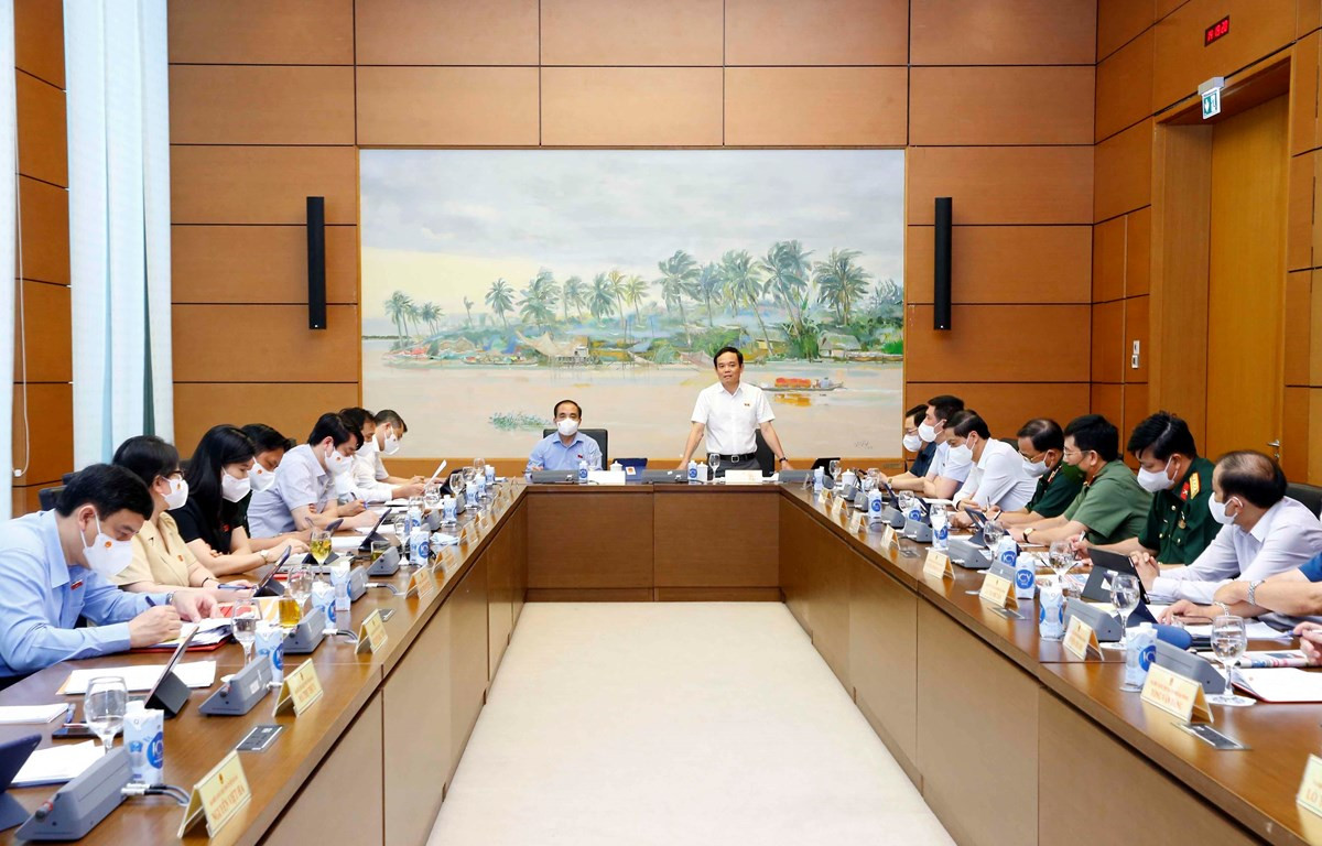 Đoàn đại biểu Quốc hội các tỉnh Hà Tĩnh, Tuyên Quang và Hải Phòng thảo luận ở tổ. (Ảnh: Doãn Tấn/ TTXVN)