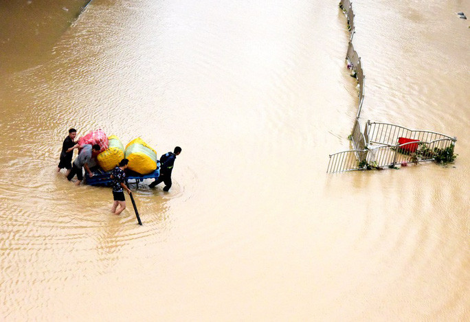 Những hình ảnh đáng quên sau lũ lụt kinh khủng ở Trung Quốc - Ảnh 3.