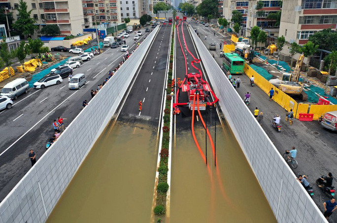 Những hình ảnh đáng quên sau lũ lụt kinh khủng ở Trung Quốc - Ảnh 5.
