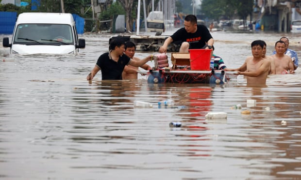 Những hình ảnh đáng quên sau lũ lụt kinh khủng ở Trung Quốc - Ảnh 9.