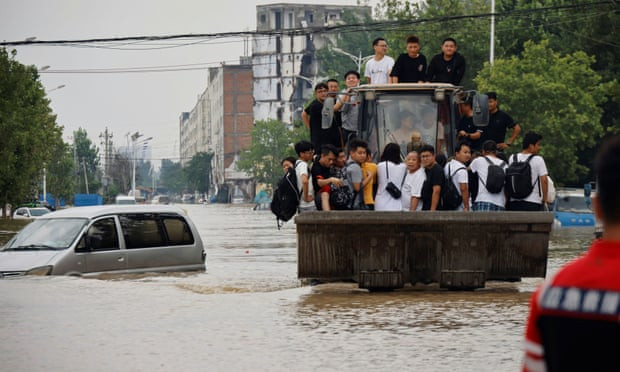 Những hình ảnh đáng quên sau lũ lụt kinh khủng ở Trung Quốc - Ảnh 10.
