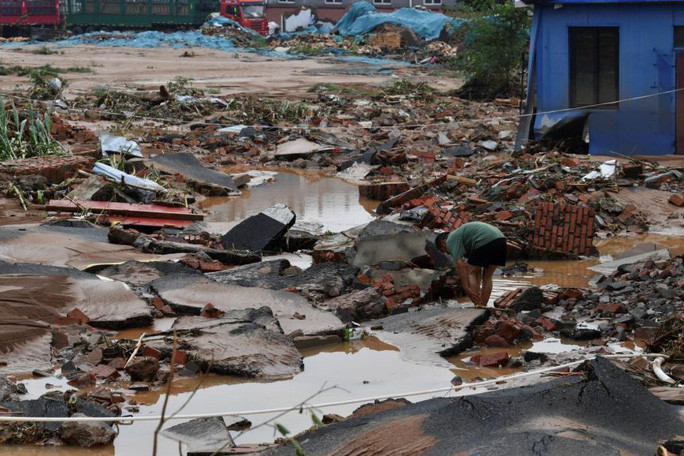 Những hình ảnh đáng quên sau lũ lụt kinh khủng ở Trung Quốc - Ảnh 12.