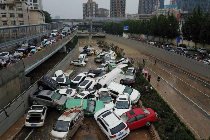 Những hình ảnh đáng quên sau lũ lụt kinh khủng ở Trung Quốc - Ảnh 13.