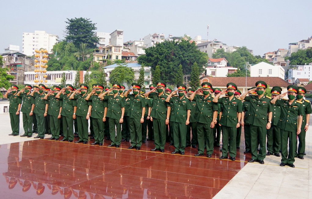 Cán bộ Bộ CHQS tỉnh tưởng niệm các anh hùng liệt sĩ tại Đài tưởng niệm các anh hùng liệt sĩ thành phố Hạ Long.