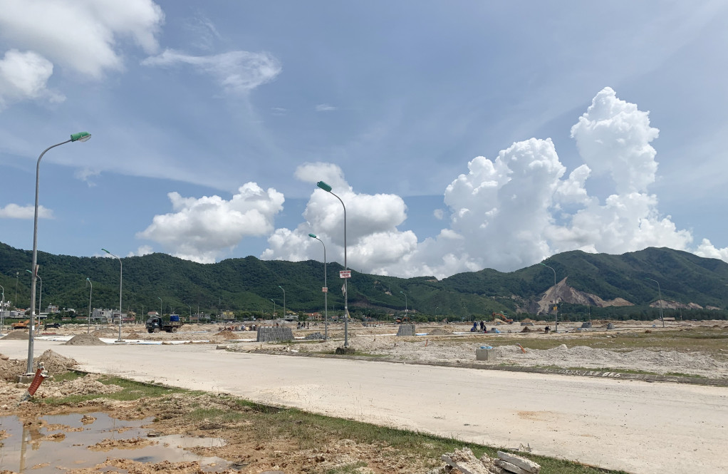 Dự án đầu tư hạ tầng kỹ thuật khu tái định cư xã Hạ Long (Vân Đồn) hiện vẫn còn vướng mắc 4 hộ dân chưa được GPMB, gây khó khăn cho đơn vị thi công thực hiện dự án.
