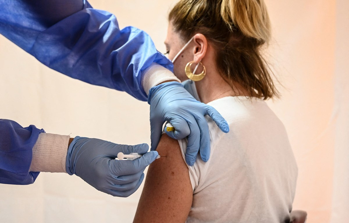 Tiêm vaccine ngừa COVID-19 tại Saint-Maur-des-Fossés, ngoại ô Paris, Pháp. (Ảnh: AFP/TTXVN)