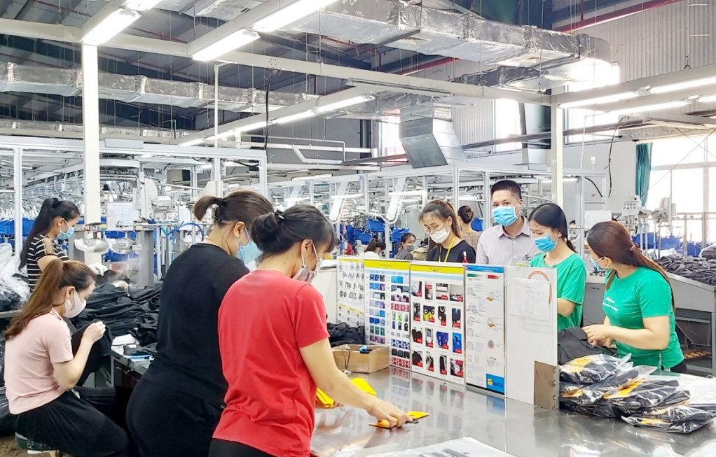 Anh Hà Tử Văn, Chủ tịch Công đoàn Công ty TNHH Dệt may Wettai Hạ Long nắm tình hình CNLĐ tại vị trí sản xuất.