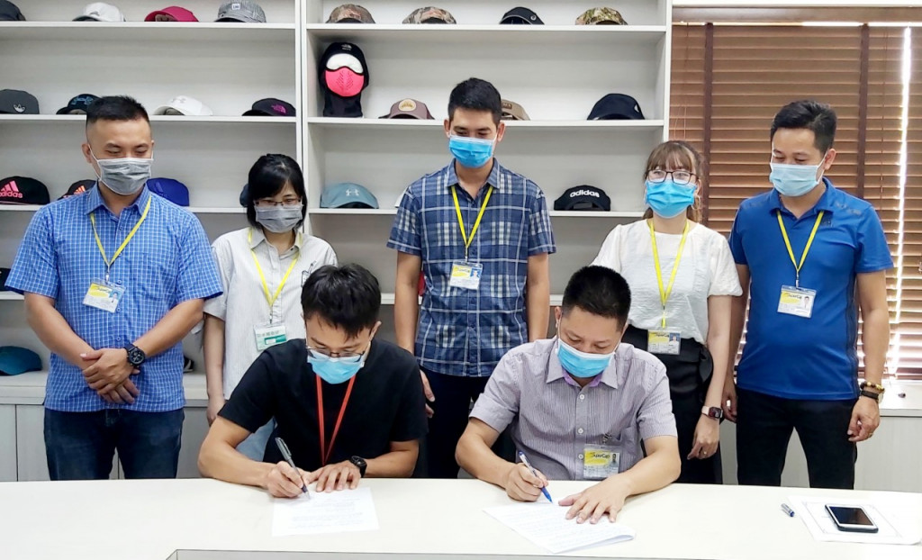 Đại diện Công đoàn và lãnh đạo Công ty TNHH Dệt may Weitai ký kết thỏa ước lao động tập thể.
