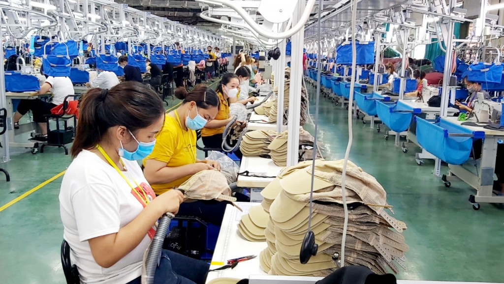 CNLĐ Công ty TNHH Dệt may Weitai sản xuất mũ xuất khẩu.
