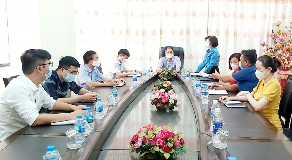 Ban lãnh đạo và Công đoàn Công ty CP Cầu Phà Quảng Ninh họp bàn các phương án giải quyết việc làm, tiền lương cho người lao động.