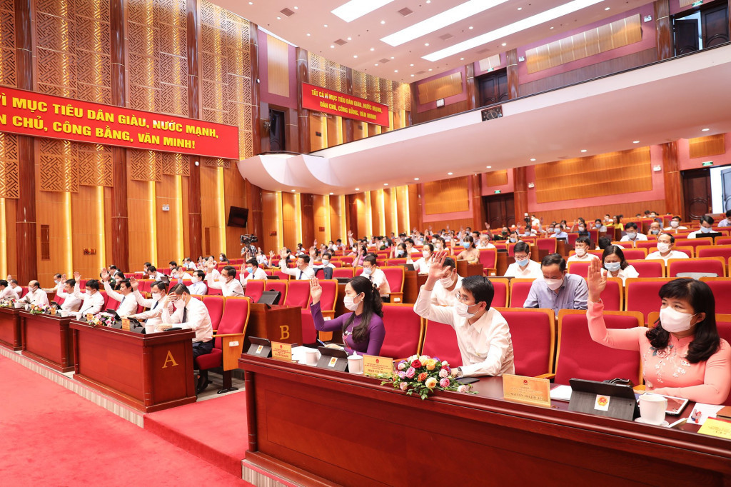 Các đại biểu biểu quyết thông qua các Nghị quyết trình tại kỳ họp.