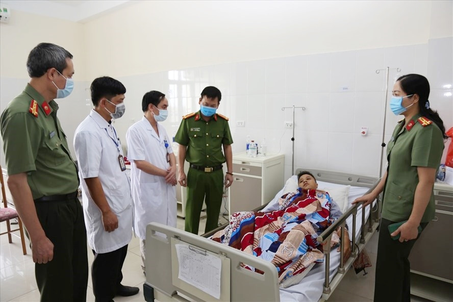 Trung úy Trần Quang nhận được sự thăm hỏi, động viên của lãnh đạo Công an tỉnh trong thời gian điều trị.