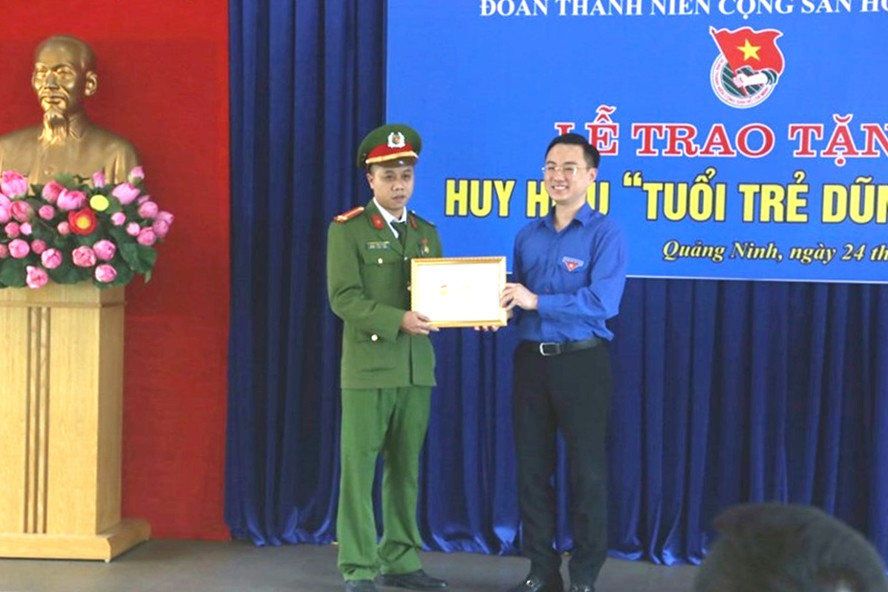 Trung úy Trần Quang nhận Huy hiệu 