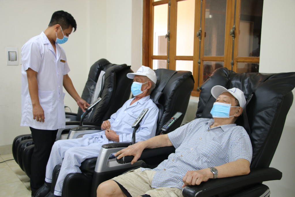 Nhân viên Trung tâm Điều dưỡng NCC tỉnh chăm sóc sức khỏe cho thương, bệnh binh đang thực hiện điều dưỡng tại Trung tâm. Ảnh: Nguyễn Dung