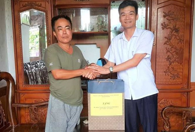 Lãnh đạo huyện Đầm Hà thăm, tặng quà  ông Nguyễn Xuân Thắng, (phía trái) Bệnh binh tại xã Đại Bình. Ảnh Đức Huệ (CTV)