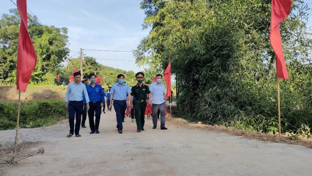 Tuyến đường bê tông thôn Lẩu Gìn Tùng (xã Yên Than) được hoàn thành nhờ sự chung tay của người dân dân.