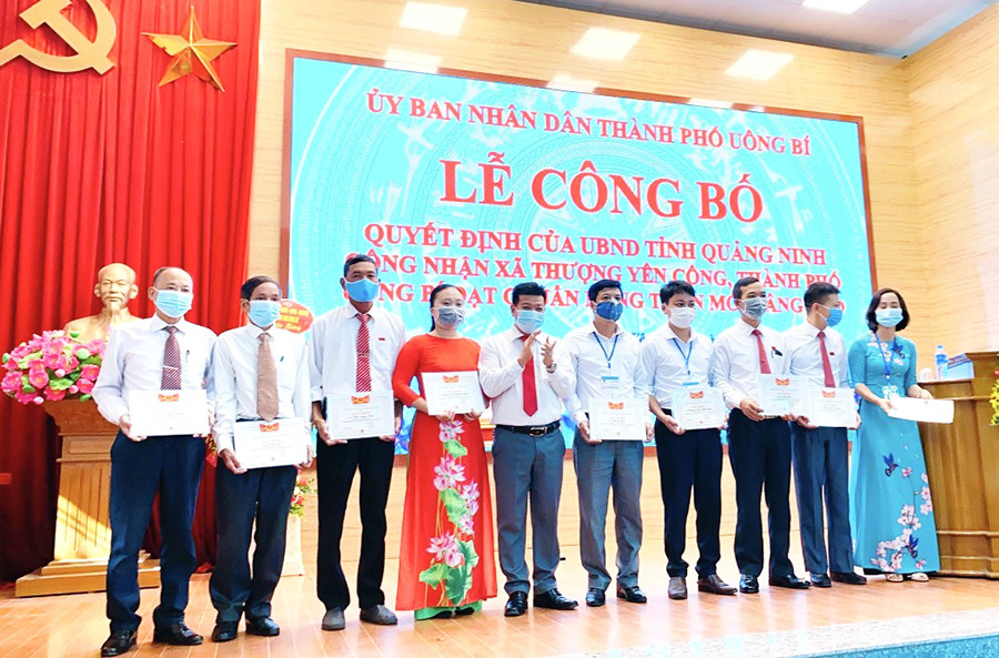 Các cá nhân, tập thể đạt thành tích xuất sắc trong xây dựng NTM nâng cao xã Thượng Yên Công được khen thưởng.