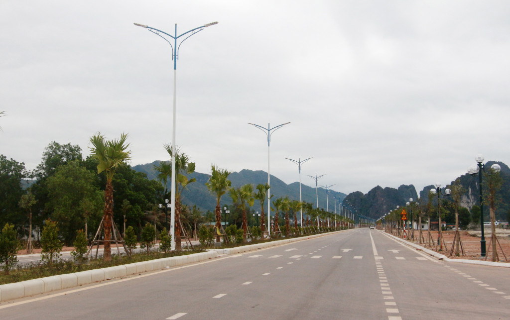Tuyến đường trục chính trung tâm khu đô thị Cái Rồng (giai đoạn 1). Ảnh: Mạnh Trường
