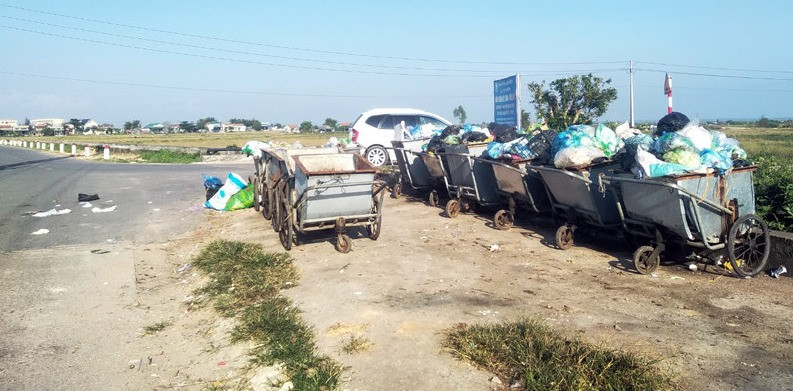 Thu gom, tập kết rác thải sinh hoạt tại xã Vạn Ninh