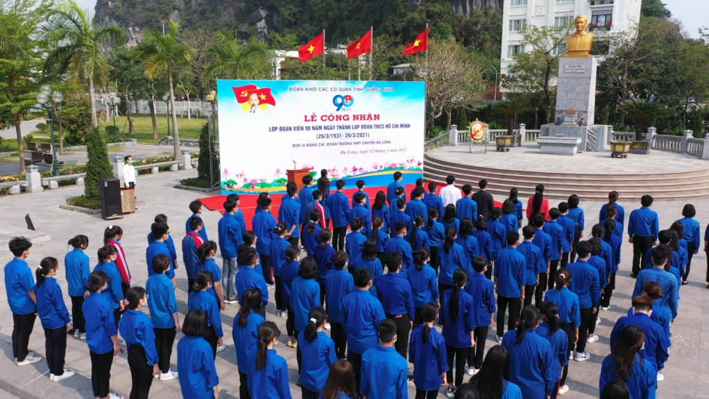 Quang cảnh Lễ công nhận lớp đoàn viên 90 năm ngày thành lập Đoàn TNCS Hồ Chí Minh.