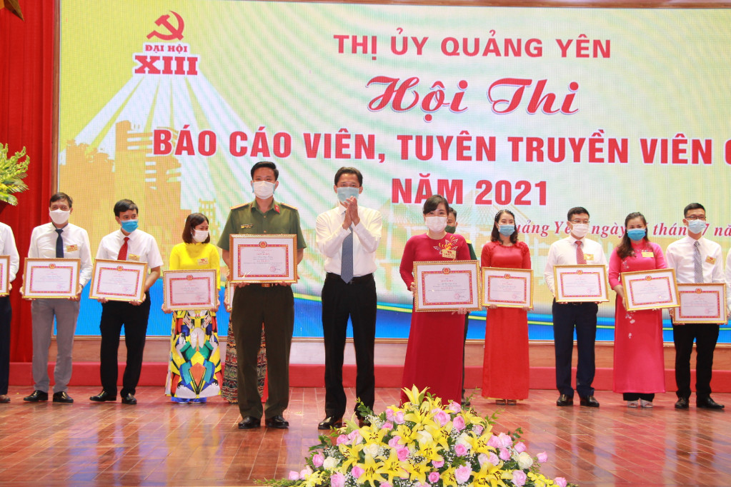 Ban tổ chức trao giải nhất cho 2 thí sinh đến từ đảng bộ phường Yên Giang và đảng bộ công an TX.