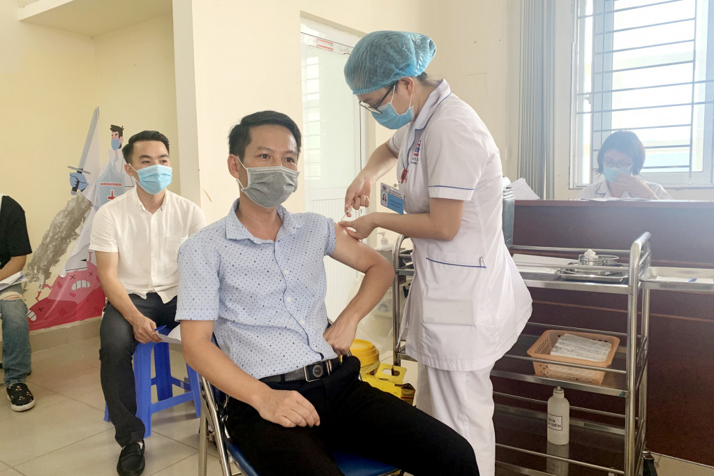 Phóng viên Trung tâm Truyền thông tỉnh tiêm vắc-xin phòng Covid-19 mũi 2 tại Bệnh viện Đa khoa tỉnh.