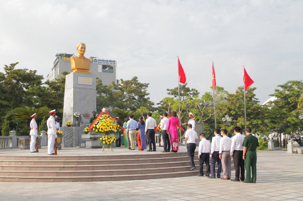 Các đại biểu dâng hương, dâng hoa kính viếng đồng chí Vũ Văn Hiếu, người Bí thư đầu tiên của Đặc khu ủy Khu mỏ Quảng Ninh.