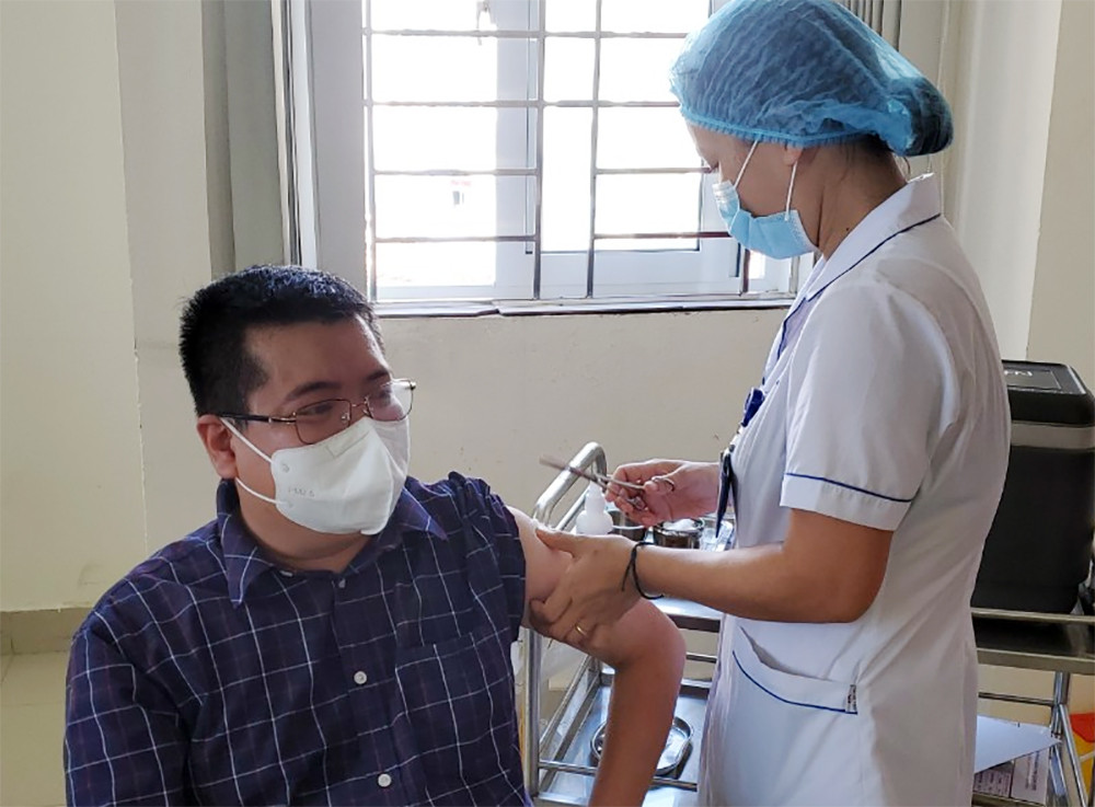 Tiêm vắc xin phòng Covid-19 cho phóng viên Trung tâm Truyền thông tỉnh.