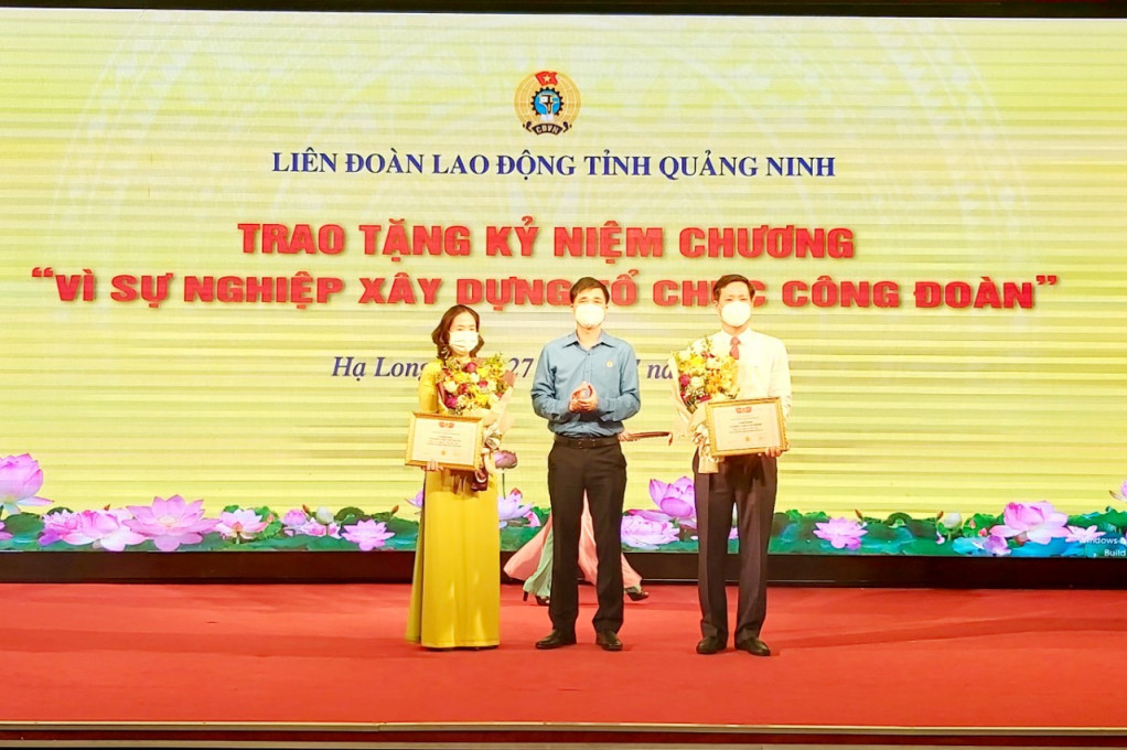 Đồng chí Ngọ Duy Hiểu, Phó Chủ tịch Tổng LĐLĐ Việt Nam trao tặng kỷ niệm chương cho các cá nhân có đóng góp tích cực đối với công tác công đoàn.