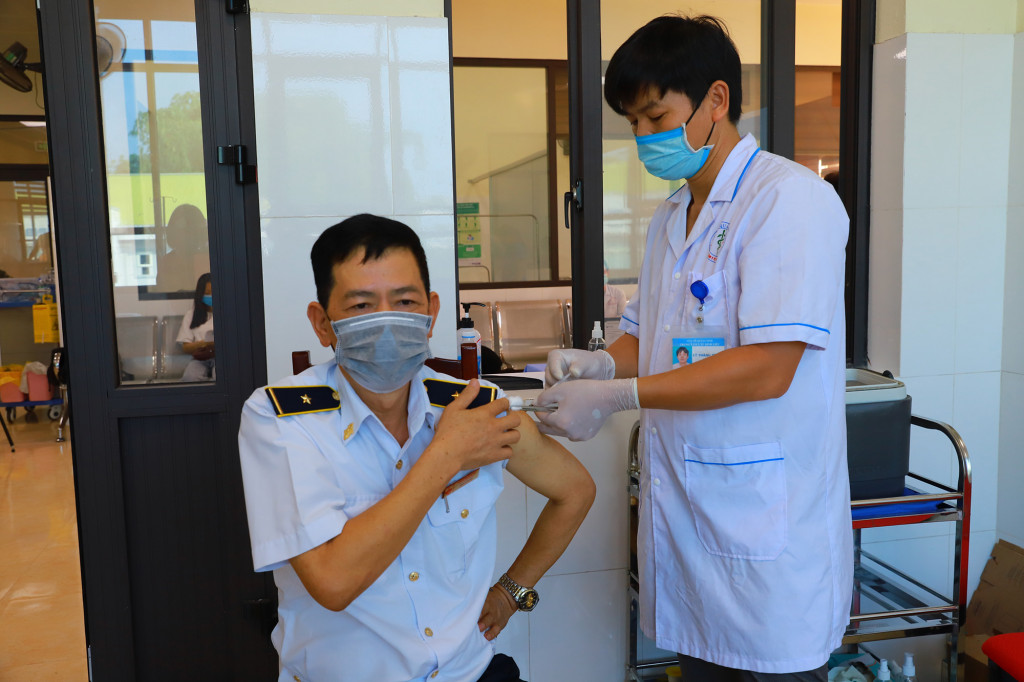 Tiêm vắc xin mũi 2 cho cán bộ kiểm dịch y tế làm việc tại cửa khẩu Hoành Mô