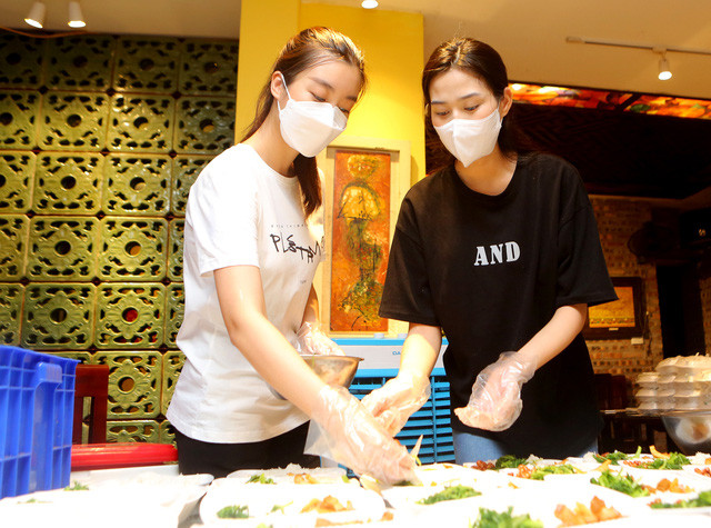 Ba Hoa hậu Đỗ Hà, Mỹ Linh, Thùy Linh mặc đồ bảo hộ phát cơm cho người nghèo - Ảnh 3.
