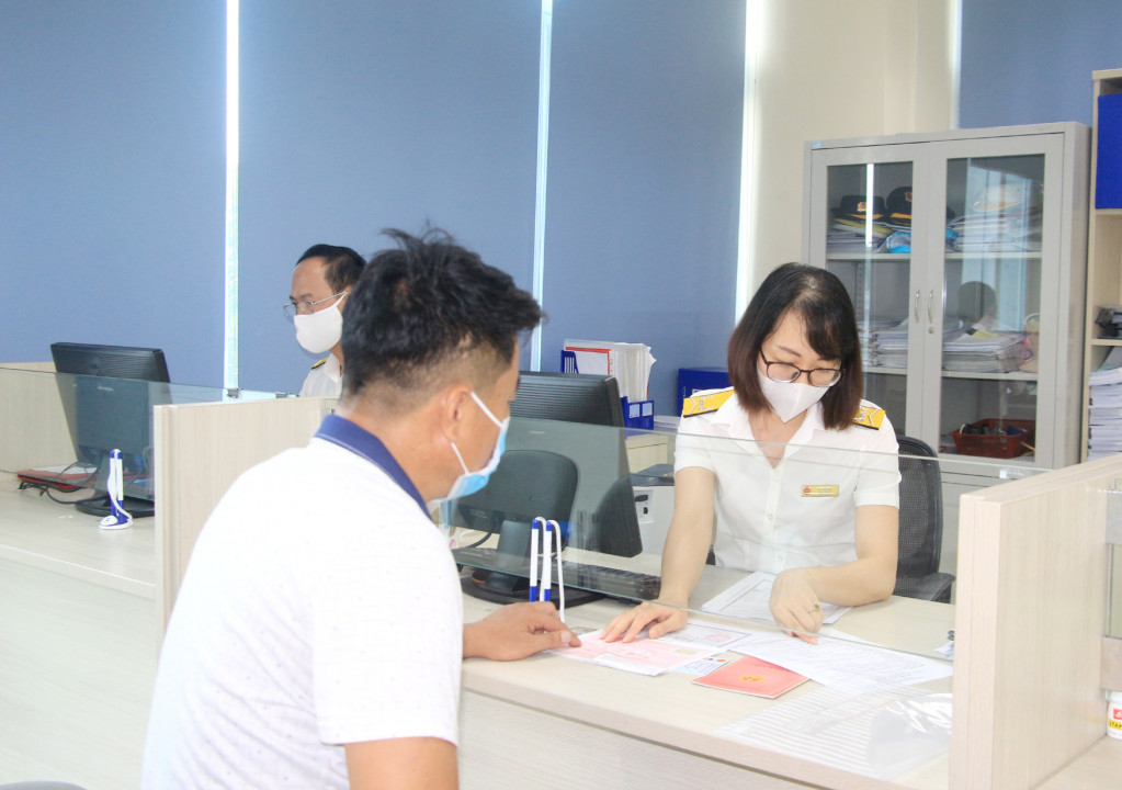 Cán bộ, công chức Chi cục Thuế Khu vực Cẩm Phả - Vân Đồn - Cô Tô hỗ trợ tổ chức, công dân nộp thuế theo quy định.