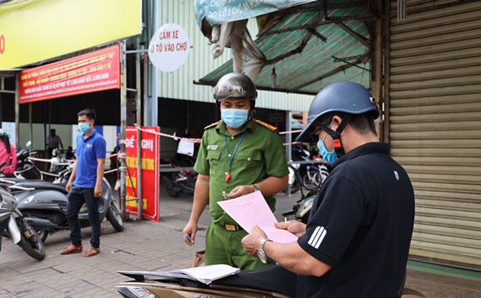 9 nam nữ tụ tập ăn nhậu ngoài chòi hoang bị đề nghị phạt 135 triệu