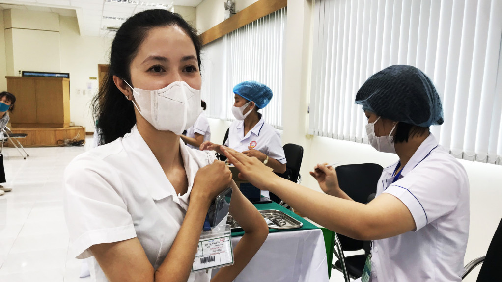 Công nhân KCN Đông Mai, thị xã Quảng Yên tiêm vắc-xin mũi 1.