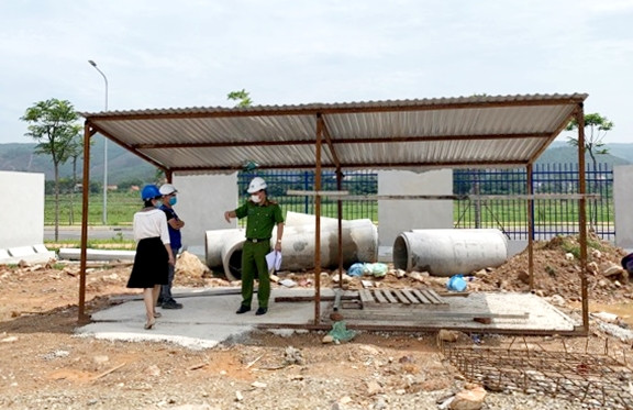 Phòng Cảnh sát phòng, chống tôi phạm về môi trường (Công an tỉnh) kiểm tra việc chấp hành pháp luật bảo vệ môi trường tại Công ty TNHH Công nghệ Lioncore Việt Nam (KCN Đông Mai, TX Quảng Yên).