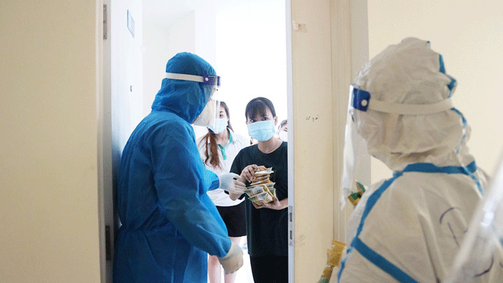 Các nhân viên y tế của đoàn Quảng Ninh gửi tận tay người bệnh những phần quà, nhu yếu phẩm hỗ trợ. Ảnh: Ngân Hà (Bệnh viện Việt Nam - Thụy Điển Uông Bí)
