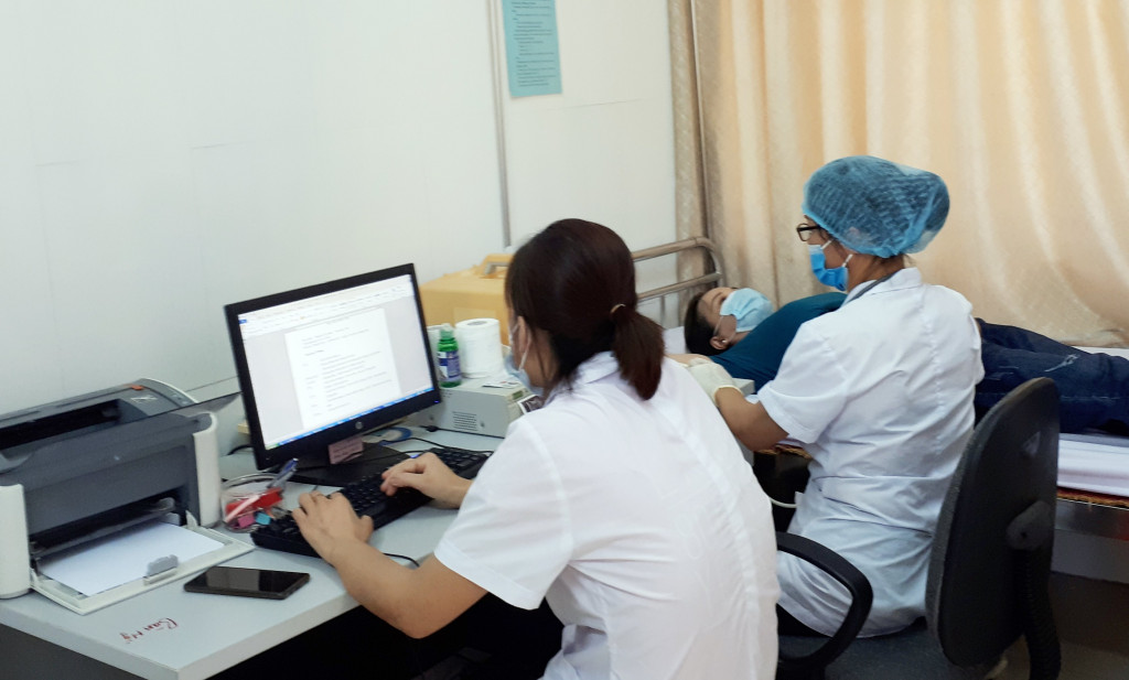 Các y, bác sĩ tại Trung tâm Y tế xã Đoàn Kết (huyện Vân Đồn) thăm, khám cho người bệnh.