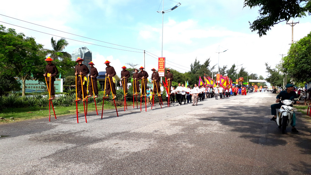 Nghi lễ rước thần trong lễ hội đình Tràng Vĩ, phường Trà Cổ (Móng Cái). Ảnh: Trần Minh