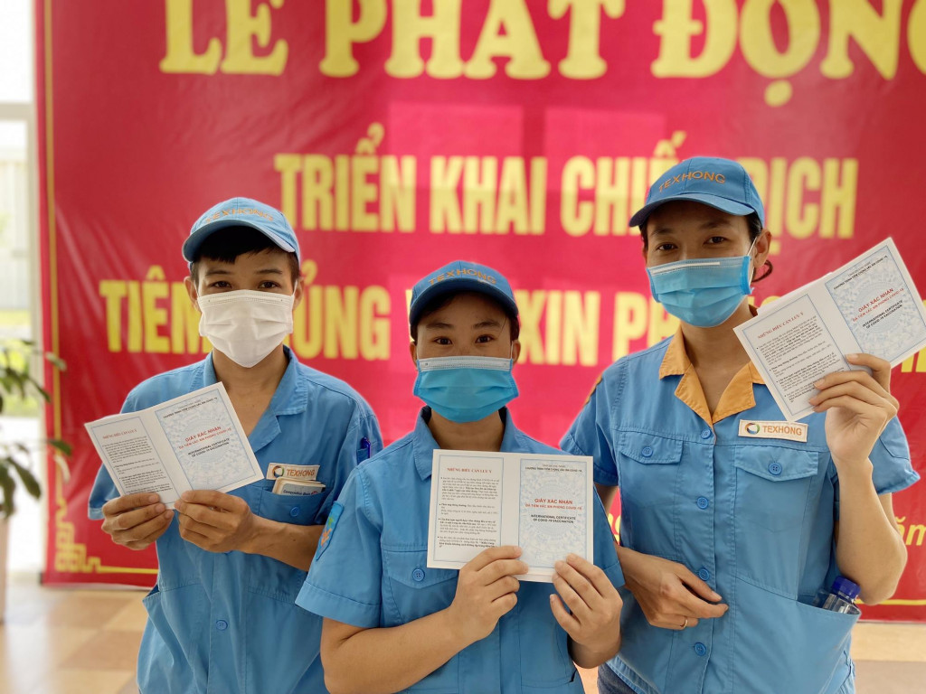 Công nhân KCN Cangrg biển Hải Hà phấn khởi sau khi được tiêm Vắc-xin phòng Covid-19. 