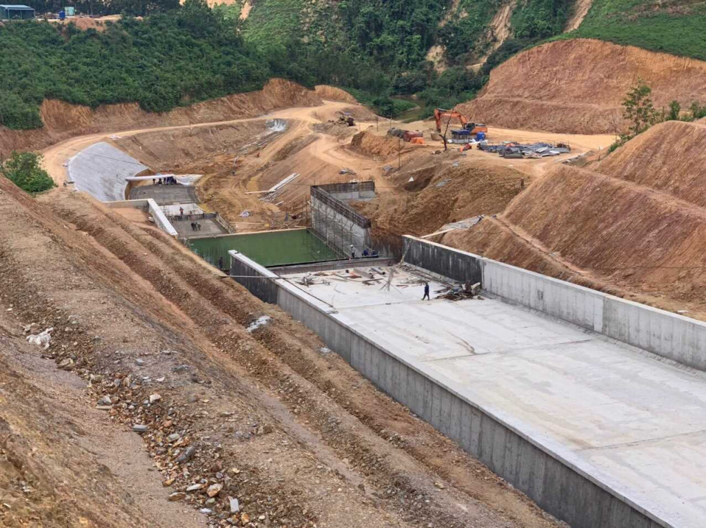 Thi công công trình phòng chống mưa lũ đập Cao Vân (xã Dương Huy, TP Cẩm Phả).