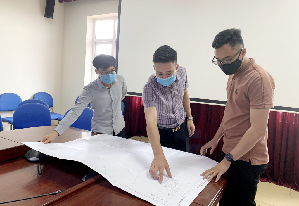 Trung tâm Phát triển Quỹ đất huyện Vân Đồn rà soát những dự án còn vướng mắc cần ưu tiên GPMB. Ảnh: Mạnh Trường