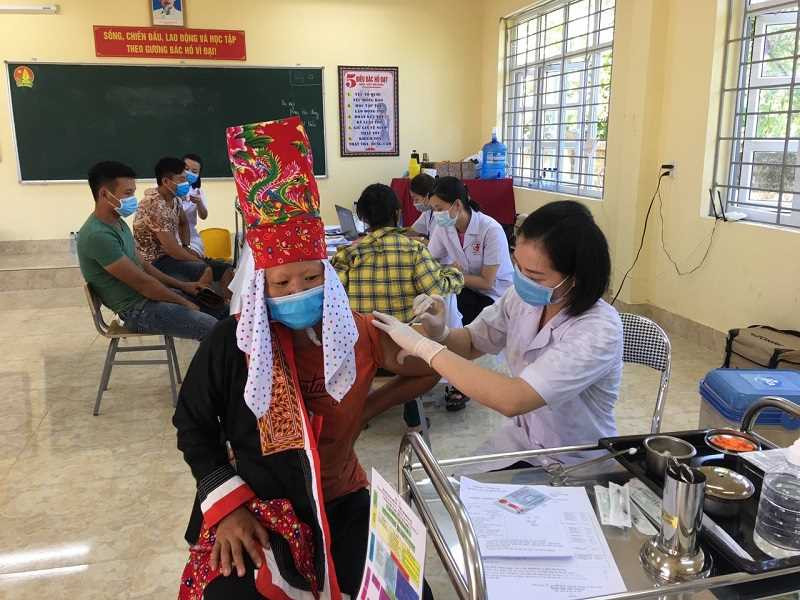 Huyện Hải Hà tổ chức tiêm vắc-xin phòng Covid-19 cho người dân 2 xã biên giới Quảng Sơn, Quảng Đức, tháng 7/2021. Ảnh: Trung tâm TT&VH Hải Hà.