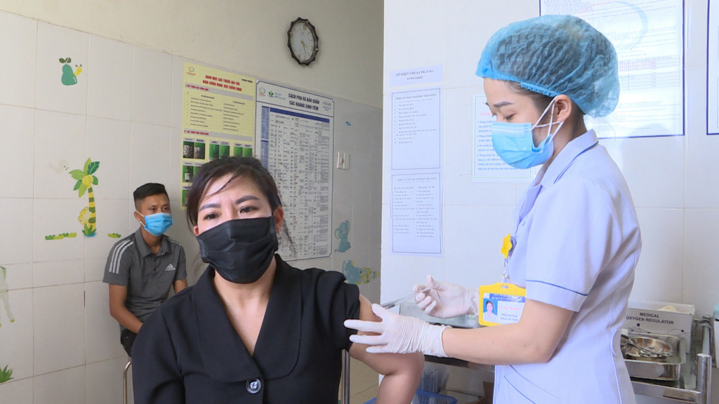 Người lao động làm trong lĩnh vực du lịch được tiêm vắc xin phòng Covid-19 tại Bệnh viện Sản nhi Quảng Ninh.