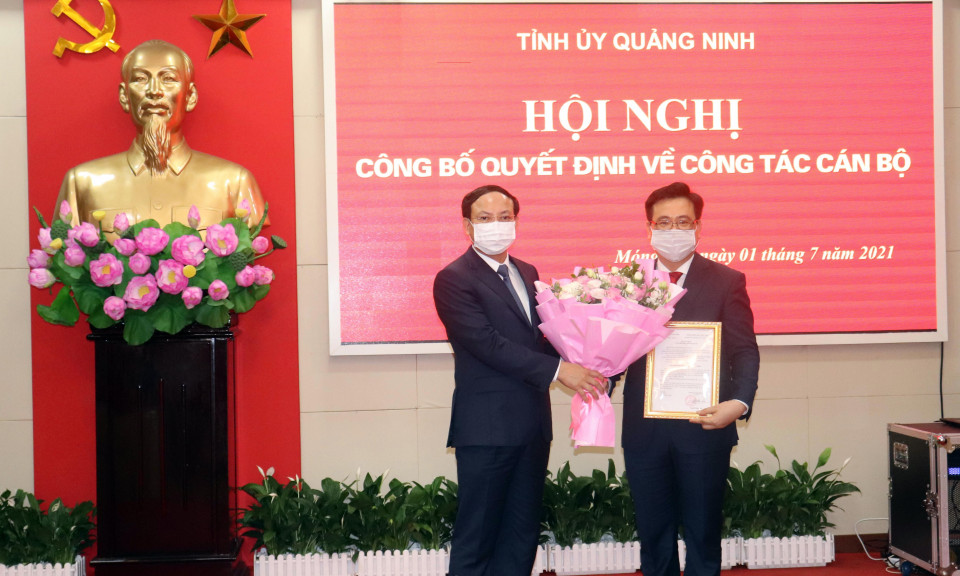 Trao quyết định điều động đồng chí Hoàng Bá Nam giữ chức vụ Bí thư Thành ủy Móng Cái