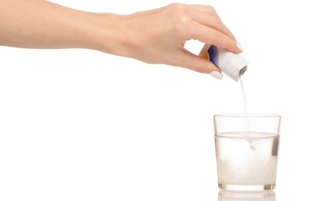 Nhiều bà mẹ sai lầm cho con uống oresol như thức uống hàng ngày