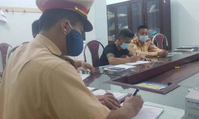 Phạt 17 triệu đồng, tước GPLX, giữ xe tải đi ngược chiều trên cao tốc