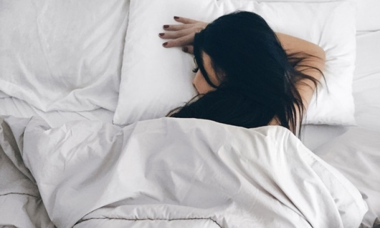 Điều gì xảy ra nếu nằm sấp khi ngủ?