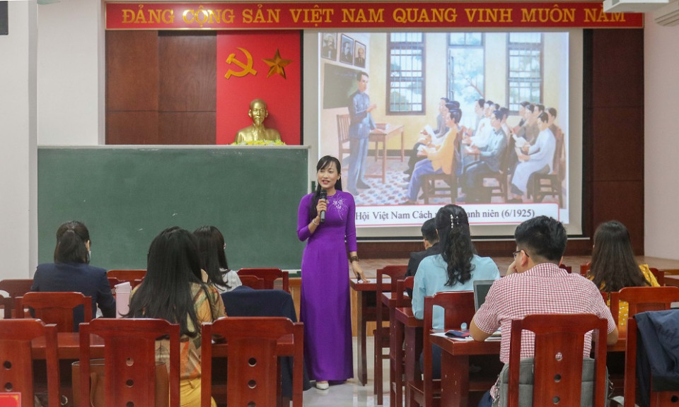 Chủ động, sáng tạo trong đưa Nghị quyết của Đảng vào giảng dạy